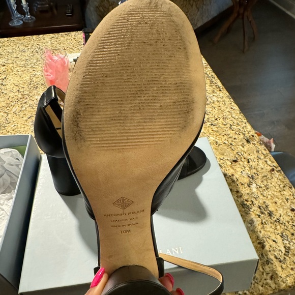 Black Sandal slightly worn - Picture 1 of 4